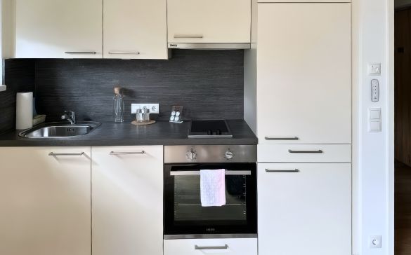 Küchenzeile mit Backofen, Kochfeld und Kühlschrank