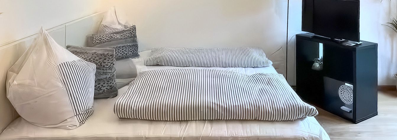Doppelbett im hellen Wohn-Schlafraum